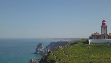 Leuchtturm-Cabo-Da-Roca-Mit-Einigen-Hügeln-Dahinter