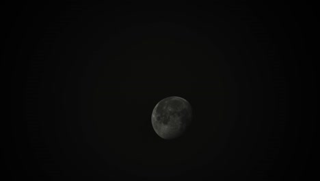 Luna-Gibosa-Menguante-En-El-Cielo-Negro-Oscuro---Fase-Lunar-Estática