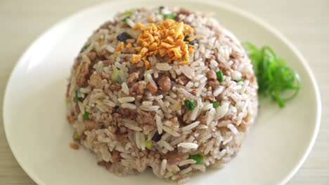 arroz frito con aceitunas negras chinas saladas con carne de cerdo picada - estilo de comida asiática