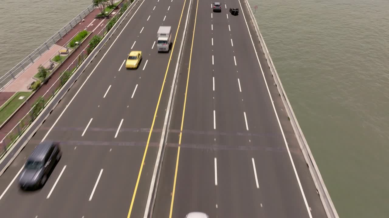 텐타 코스테라 3의 공중 트업 은 파나마 시티를 드러니다.