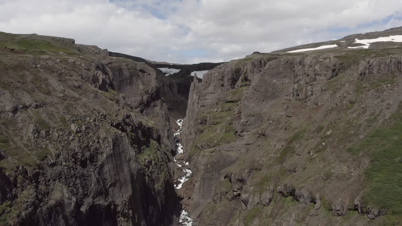 profundo desfiladero formado por años de erosión fluvial en el interior de islandia, aéreo