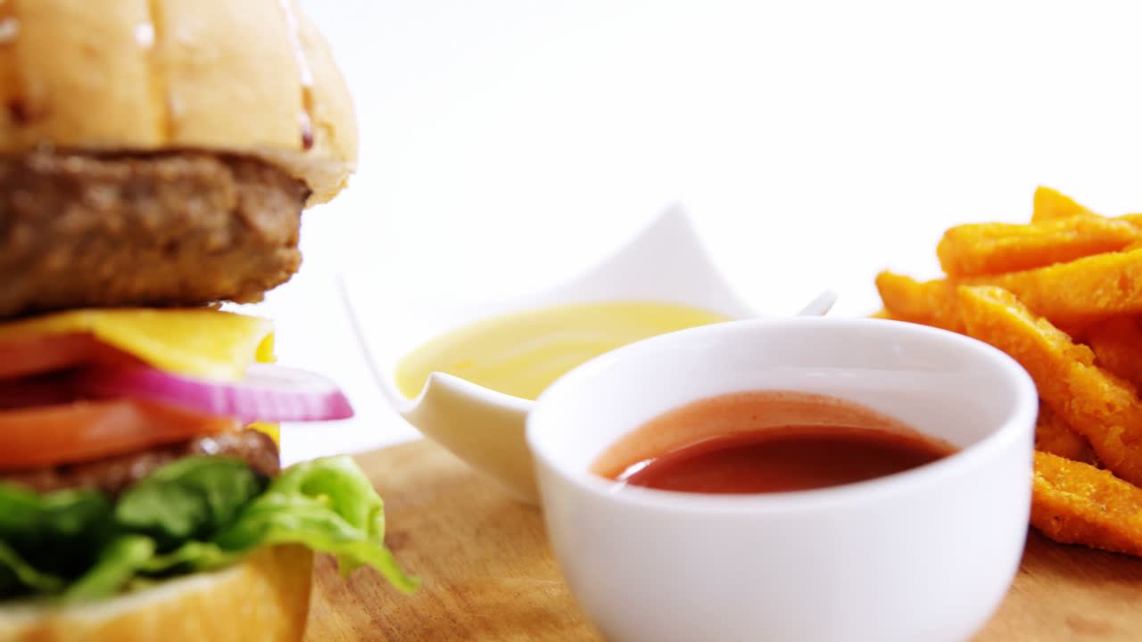 bocadillos con ketchup en tablero de madera