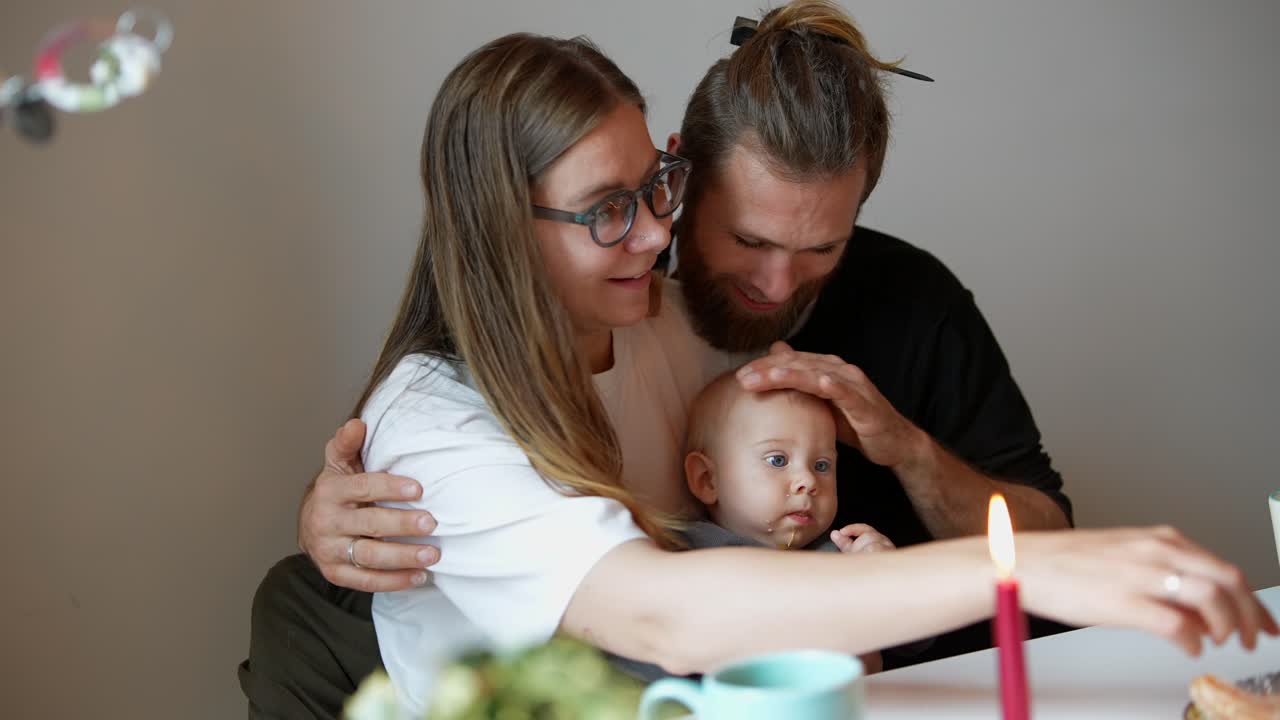 Momenti felici in famiglia con il bambino