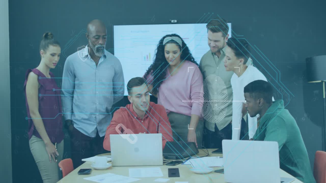 animación de pantalla digital con datos sobre diversos compañeros de trabajo en la oficina