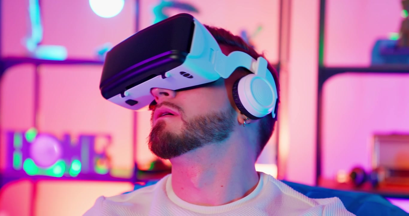 Giovane uomo immerso in un gioco di realtà virtuale con visore VR