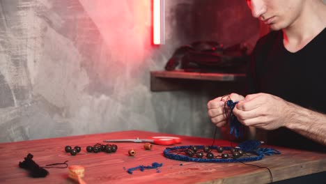 un artesano crea un cazador de sueños en un estudio de arte.