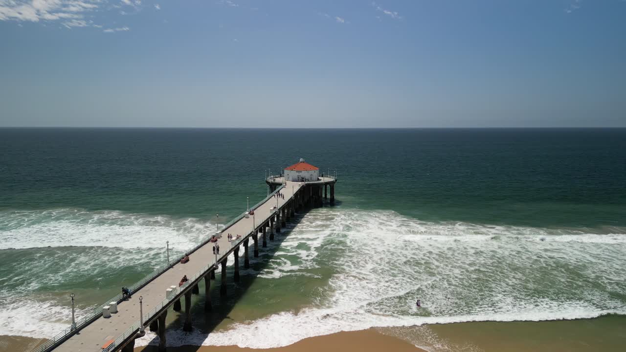 Vídeo de drone do Cais de Manhattan Beach em Los Angeles, Califórnia, em um dia ensolarado
