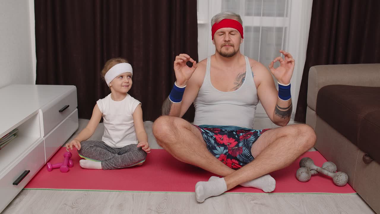 estilo retro padre y niña linda hija meditando en pose de loto en casa, ejercicios de yoga