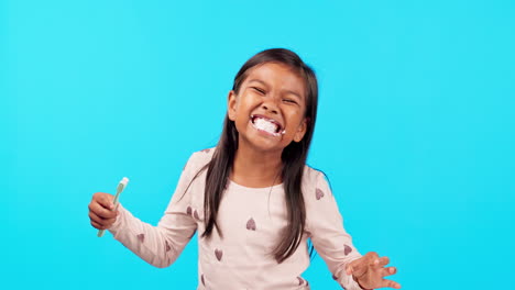 sonrisa, pasta de dientes y cepillo de dientes para el niño