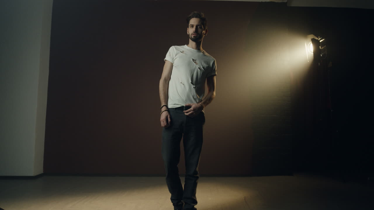 cámara acercando y alejando al joven modelo caucásico posando profesionalmente a la cámara en el estudio con foco