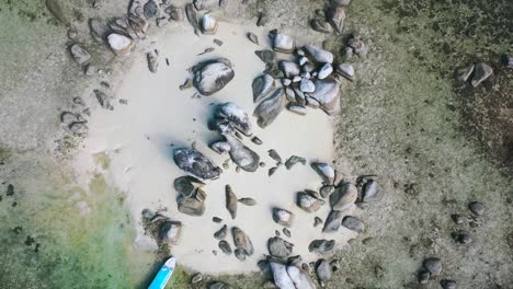 Antenne-Von-Oben-Nach-Unten-Des-Tropischen-Weißen-Sandstrandes-In-Belitung-Indonesien