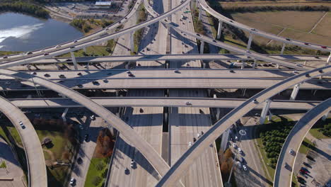 Beeindruckende-Drohnenaufnahmen-Vom-Autobahnkreuz-Der-Interstate-10-Und-Der-Sam-Houston-Tollway-In-Texas