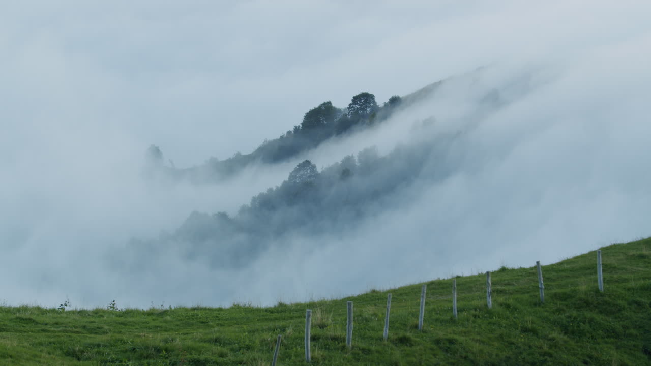 이탈리아 알프스의 산을 통과하는 구름