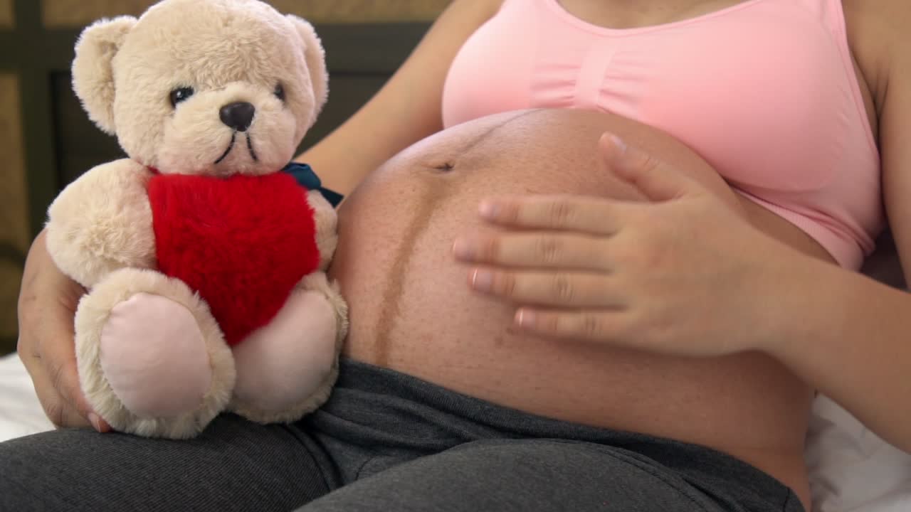 mujer embarazada feliz y esperando un bebé en casa.