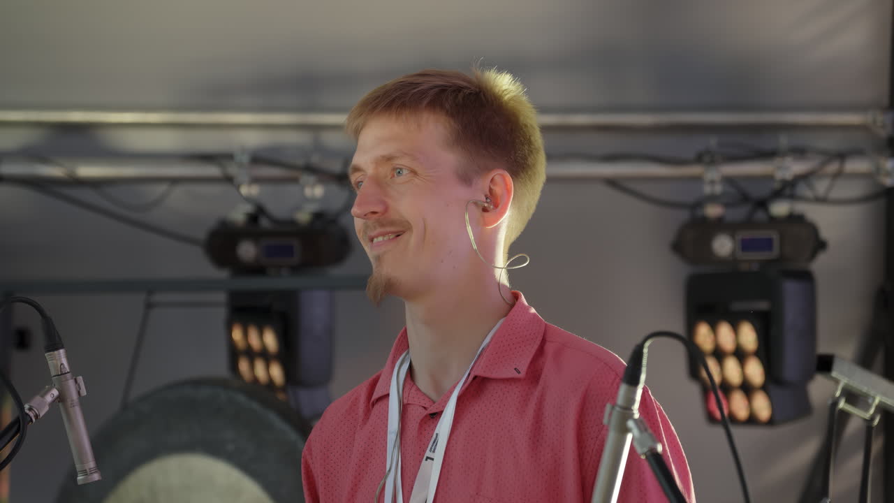 técnico de sonido en el escenario