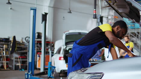 Engineer-replaces-car-engine-in-garage