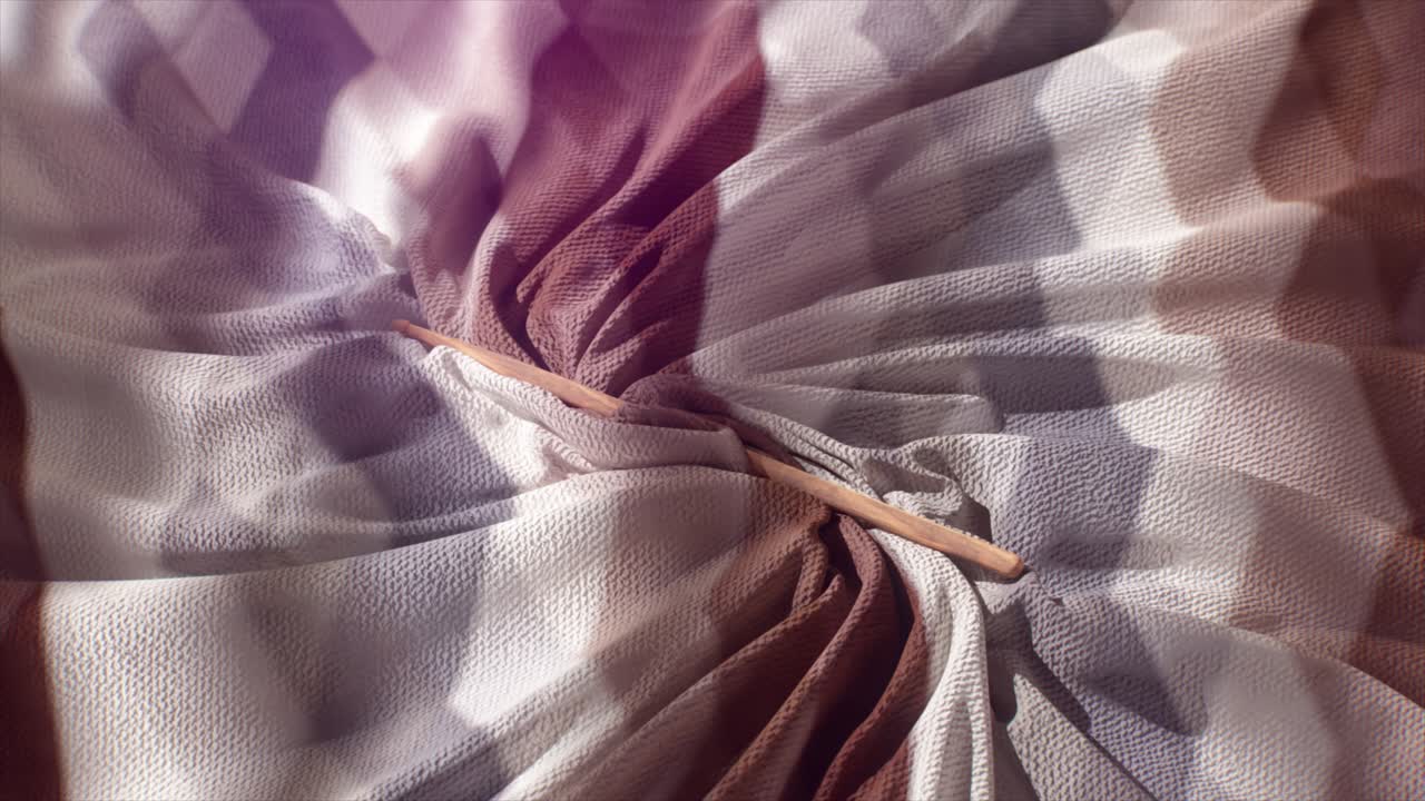 palo de madera en tela drapeada