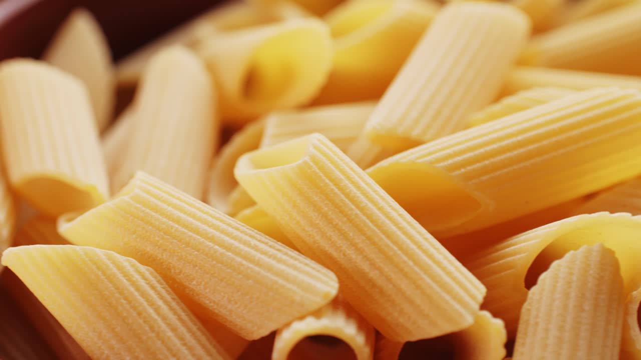 primer plano de la pasta de penne sin cocinar