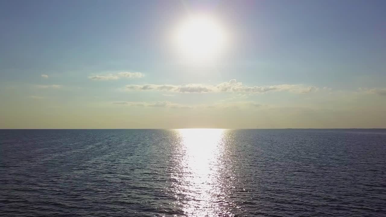 해가 지는 동안 바다의 파도 위를 날아다니는 02