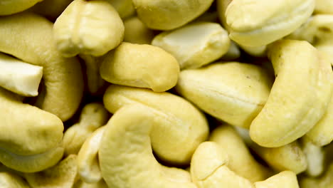 Nahaufnahme-Von-Natürlichen-Cashewnüssen,-Die-Sich-Drehen