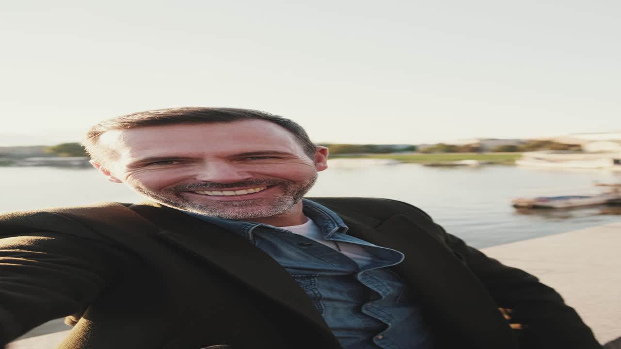 Homem tirando uma selfie ao ar livre perto de um rio