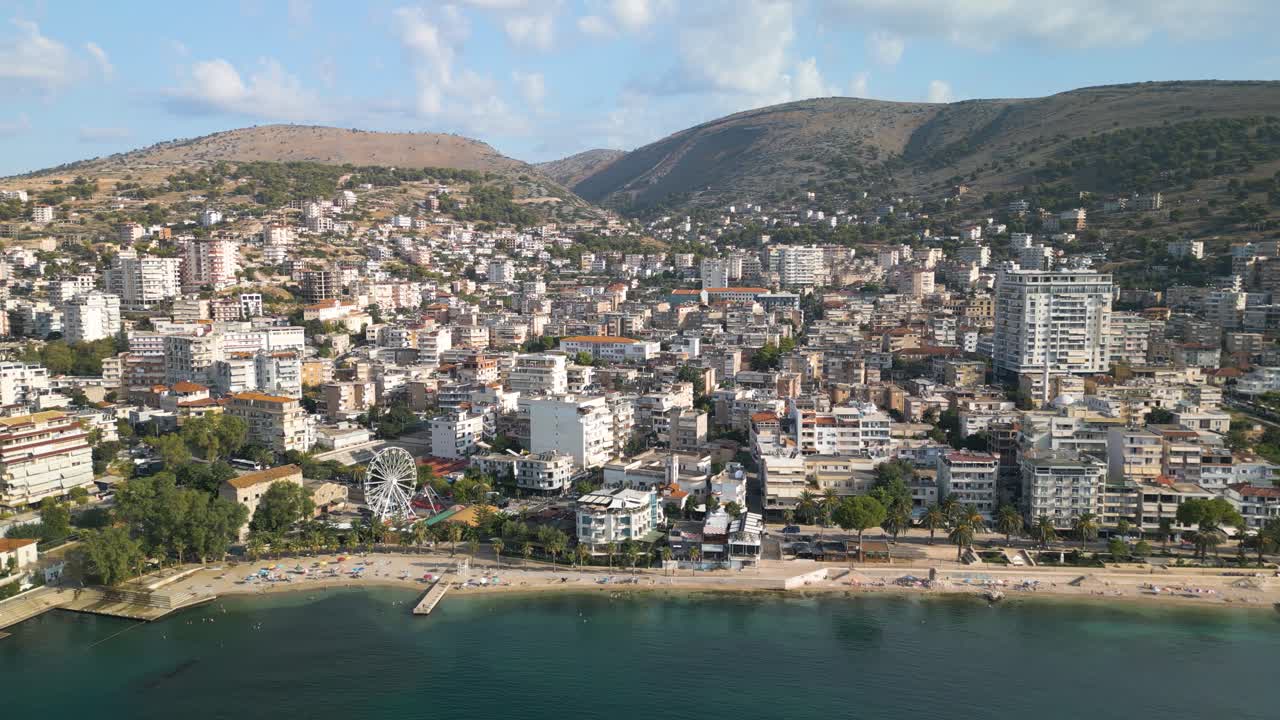 una toma aérea revela la costa de saranda, albania en un día típico de verano.