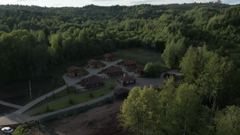cabañas de madera en un paisaje forestal