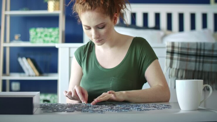 Video con zoom indietro di una donna annoiata davanti a un gioco di puzzle