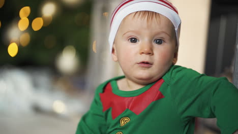 el pequeño ayudante de santa disfrazado de elfo adorable