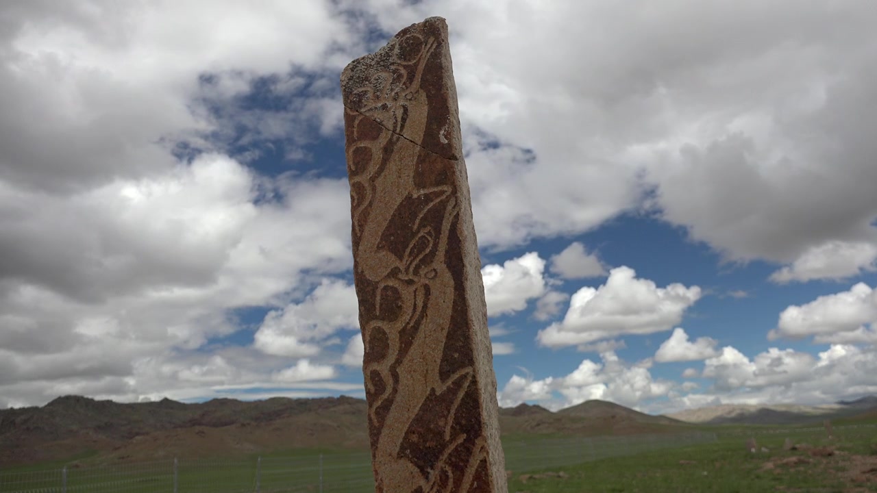 Antica stele del cervo nella steppa mongola