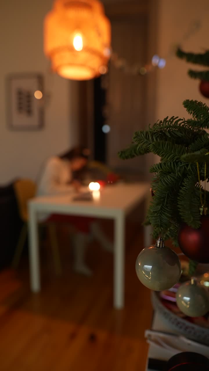 mujer escribiendo una carta en casa durante la navidad