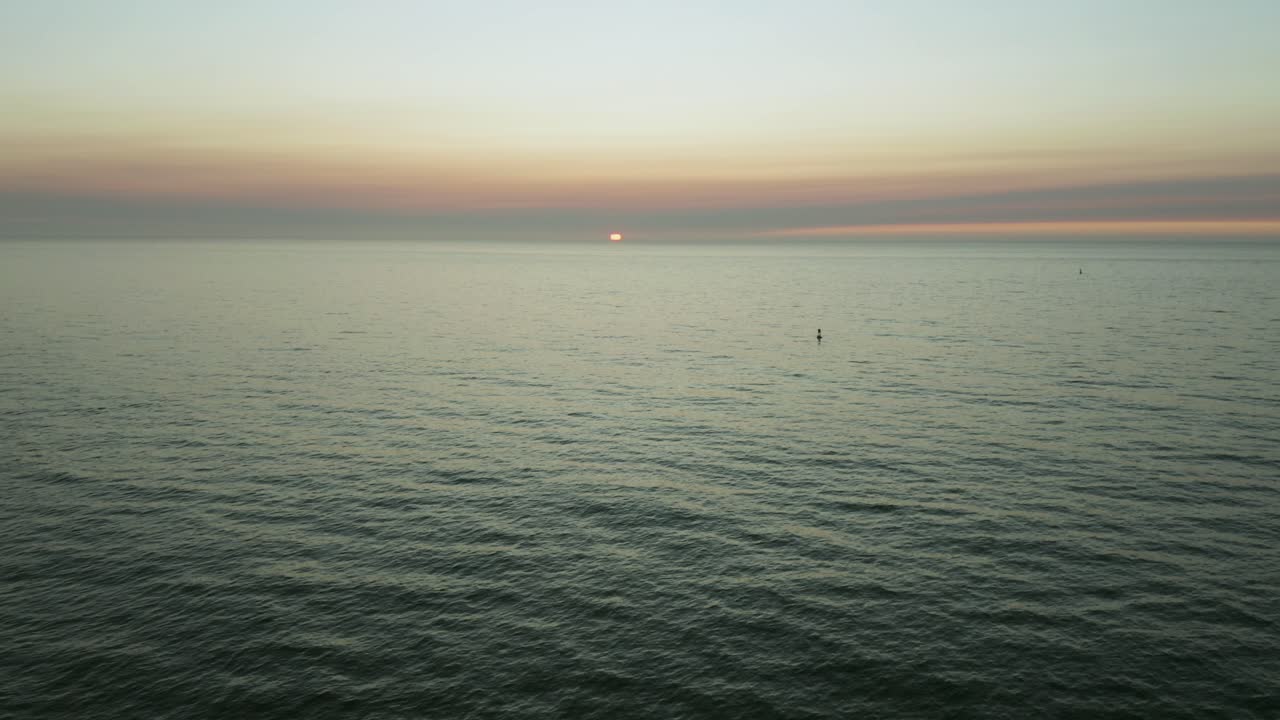 황금시간에 해가 지는 곳으로 날아갑니다.