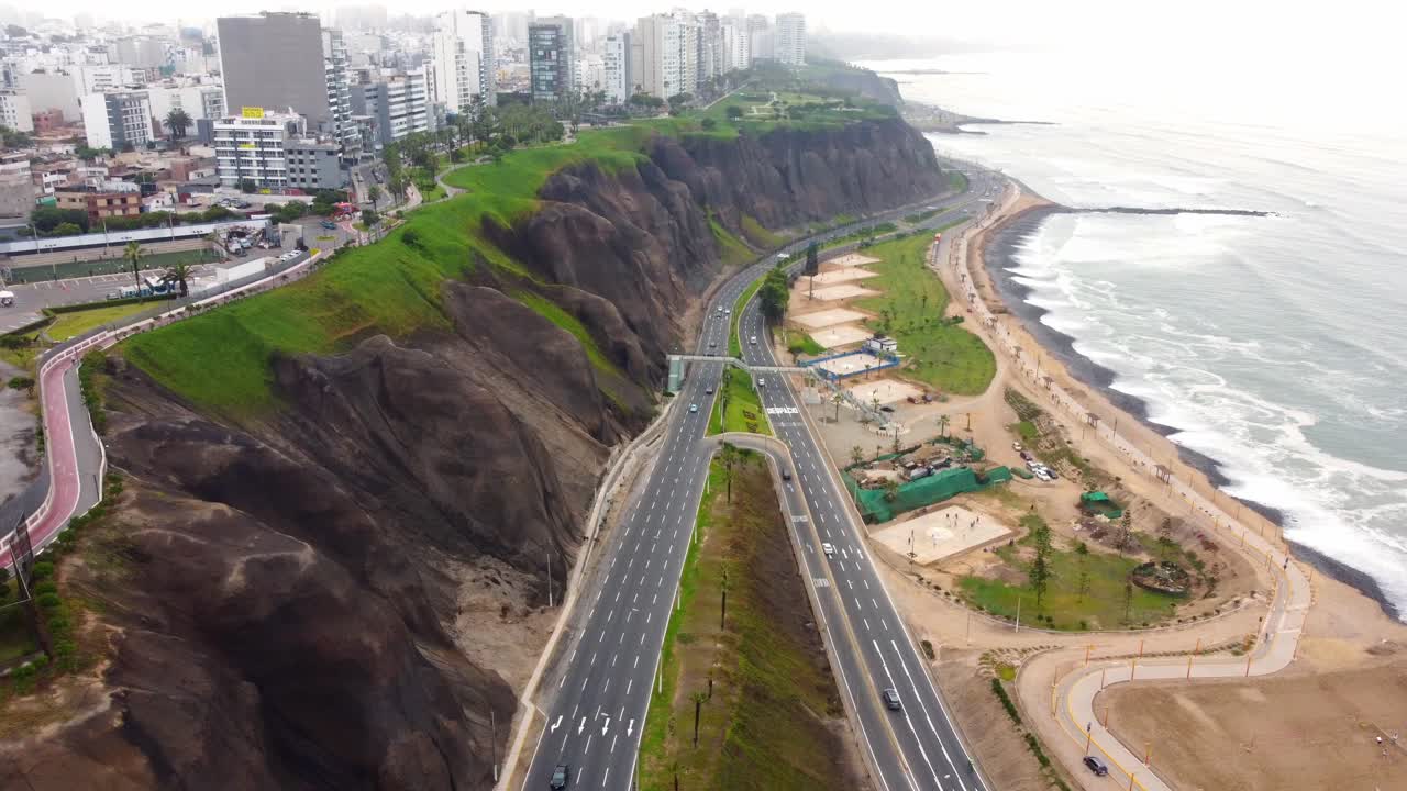 Pemandangan Udara Pesisir Lima, Peru dengan Tebing, Pantai, dan Jalan Raya