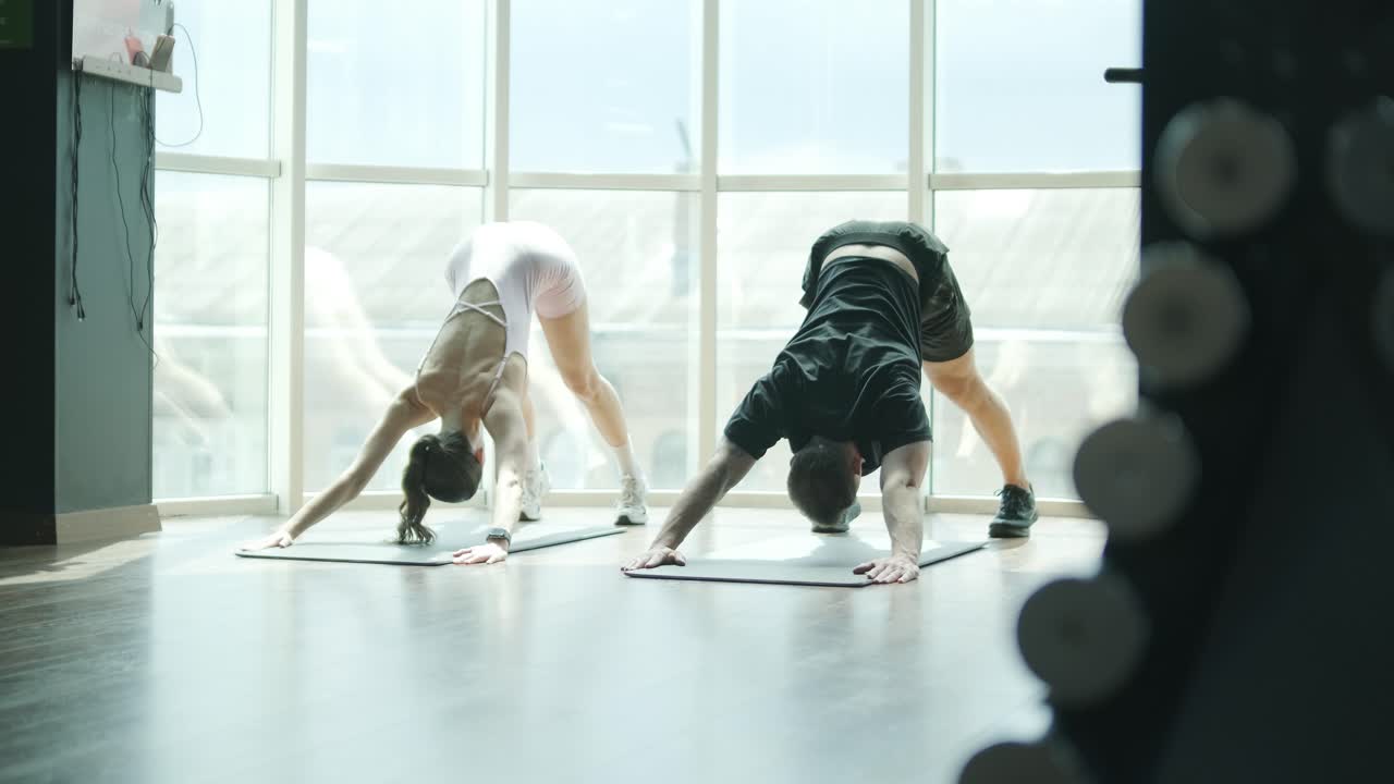체육관 에서 운동 하는 부부