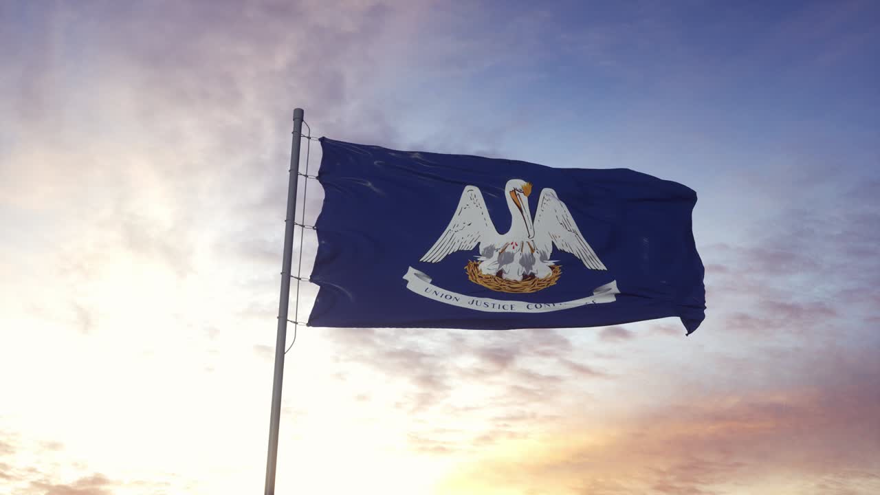 Bandiera dello Stato della Louisiana che sventola nel vento. Sfondo di cielo drammatico. 4K.