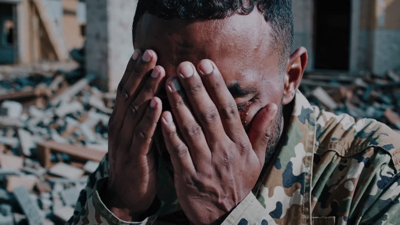 el dolor de un soldado en una zona de guerra