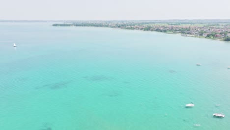 Grünliches-Aquamarin-Lido-Strand-Galeazzi-Sirmione-Italien