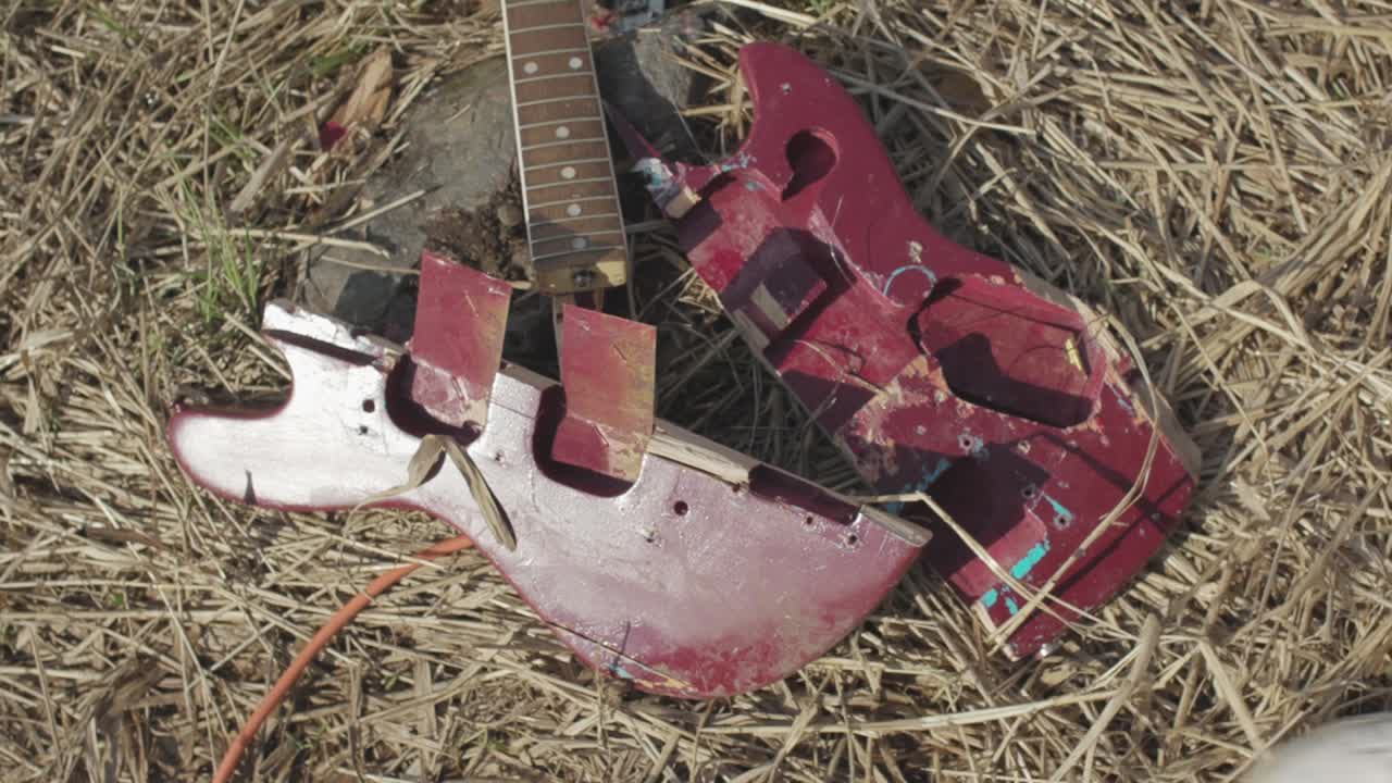 Pièces de guitare cassées au sol