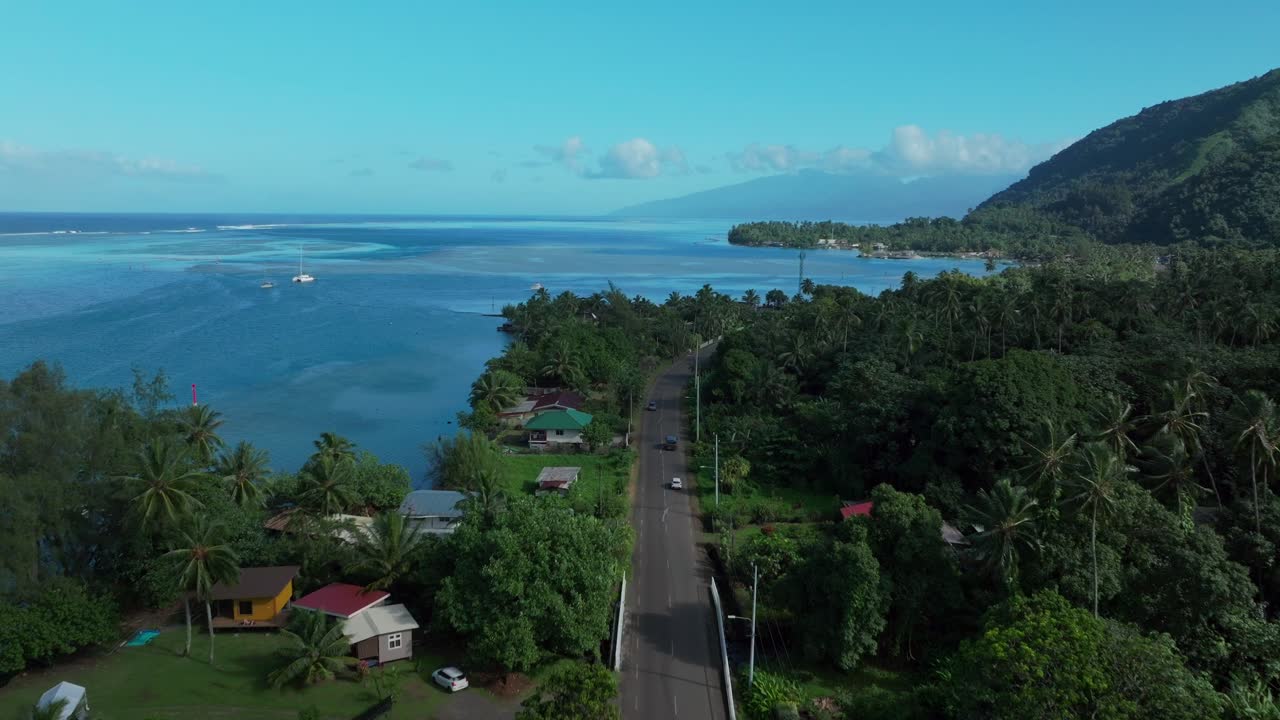 타히티 (tahiti) 프랑스령 폴리네시아 (french polynesia) 항공 드론 뷰 (aerial drone view) 도로 차량 (van) 섬 연안에서 파페테 (papeete) 까지 아침 이 아 있는 베이 채널 산맥 산호초 교통 도로 여행 (road trip drive forward pan up)