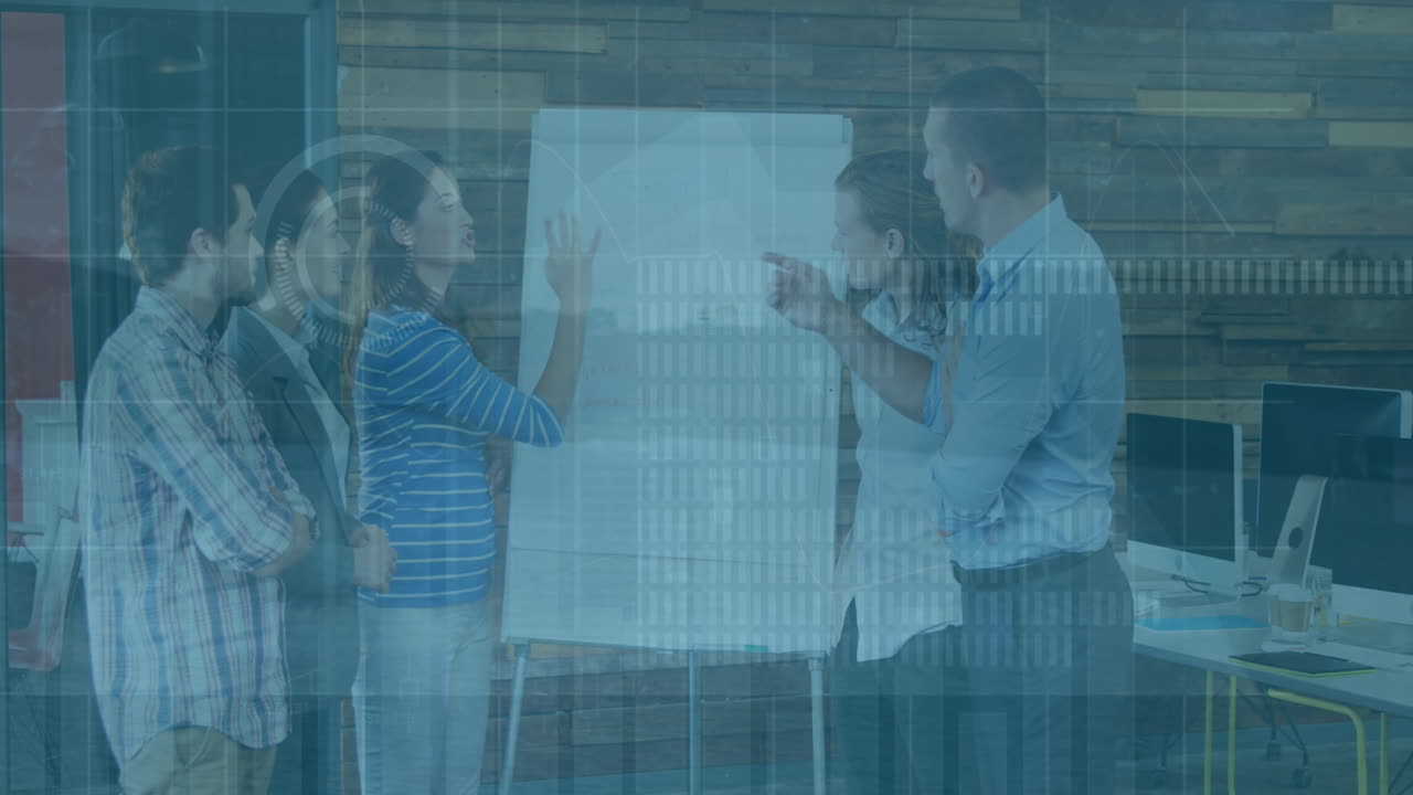 animación del procesamiento de datos sobre diversos colegas discutiendo sobre la tabla blanca en la oficina.