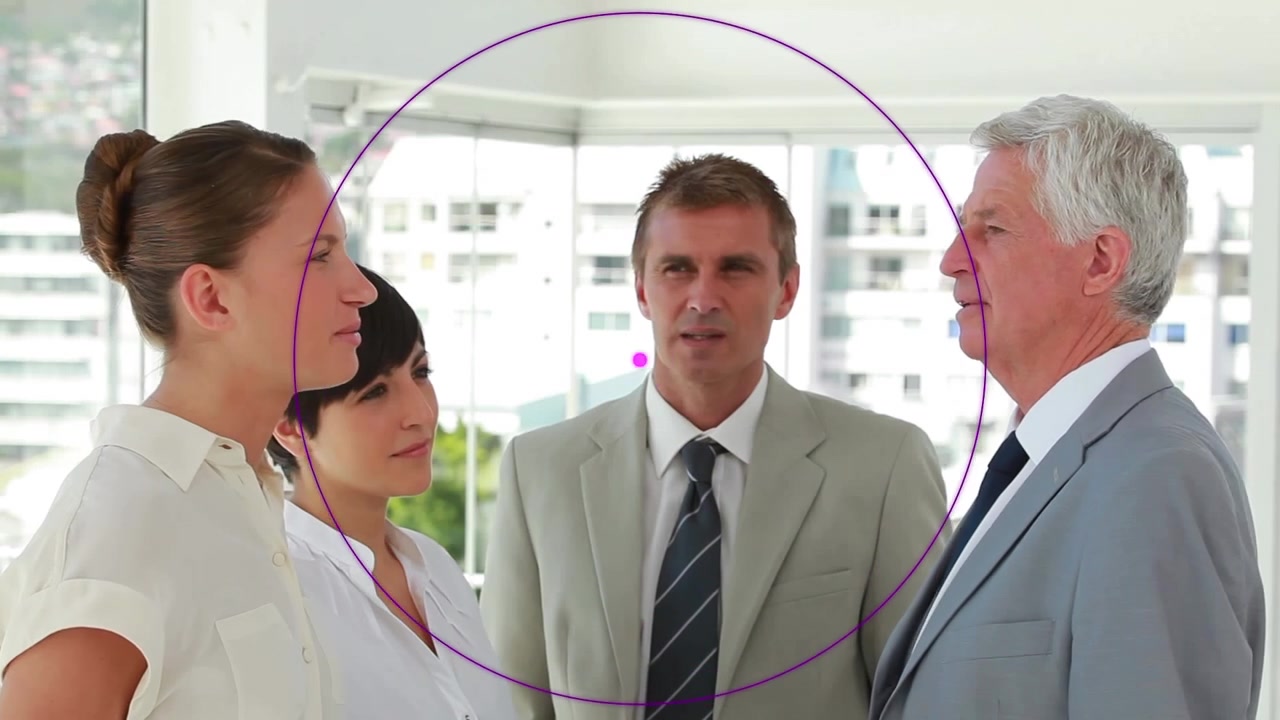 Forme astratte viola e diversi professionisti che discutono in ufficio
