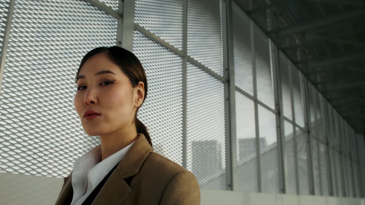 도시 풍경 에 있는 세련 된 여자