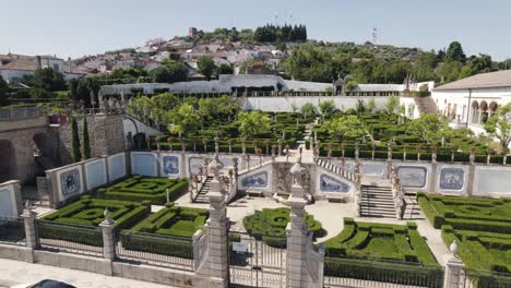 entrada del jardín desierto del palacio episcopal de castelo branco, portugal