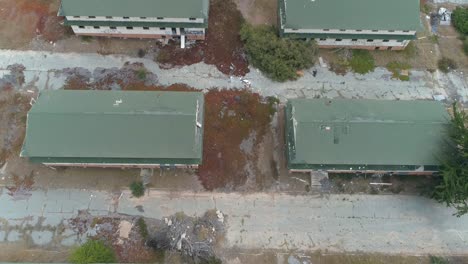 Toma-Aérea-De-Los-Cuarteles-De-La-Base-Militar-Abandonada,-Fort-Ord-Cerca-De-Monterrey-California