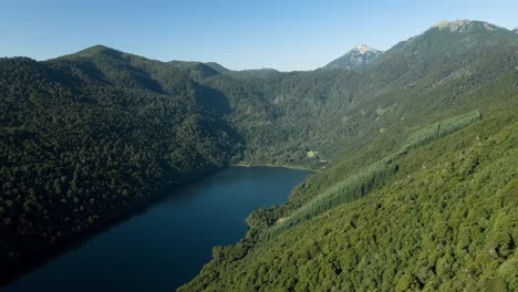 sobrevuelo en el lago tinquilco en el parque nacional huequehue con un bosque mixto al atardecer - disparo de drones