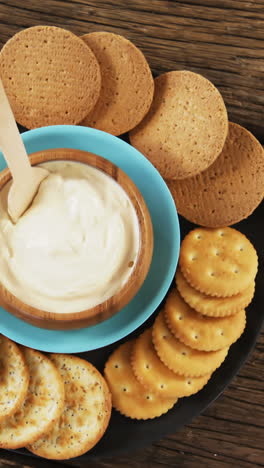 queso con galletas crujientes y pan