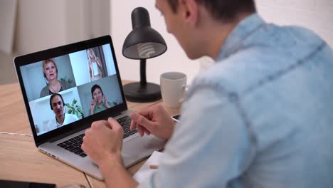 Tecnología,-Trabajo-Remoto-Y-Concepto-De-Estilo-De-Vida---Hombre-Feliz-Con-Computadora-Portátil-Teniendo-Video-Chat-Y-Saludando-Con-La-Mano-En-La-Oficina-De-Casa