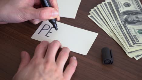 escribiendo la palabra "pensión" en un pedazo de papel