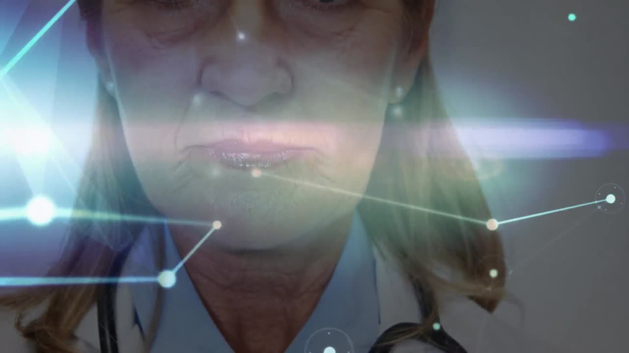 Animazione di rete di connessioni su dottoressa caucasica
