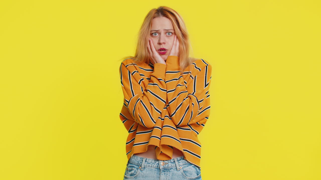 asustada temerosa deprimida mujer que sufre fobia trastorno de ansiedad expresa miedo estrés pánico